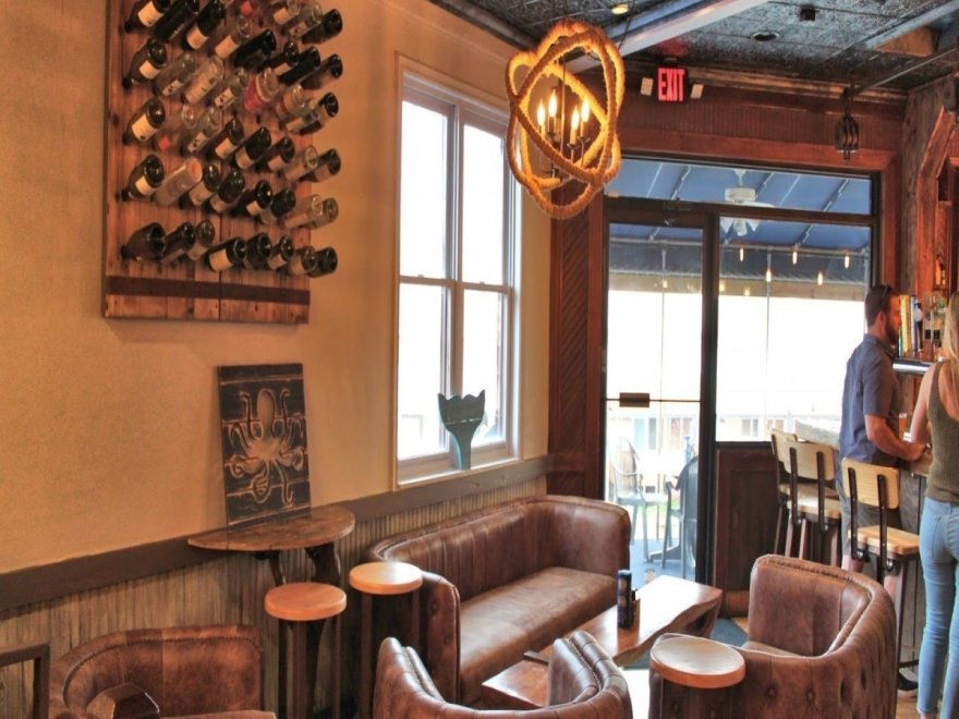 Tailchasers Restaurant & Dock Bar