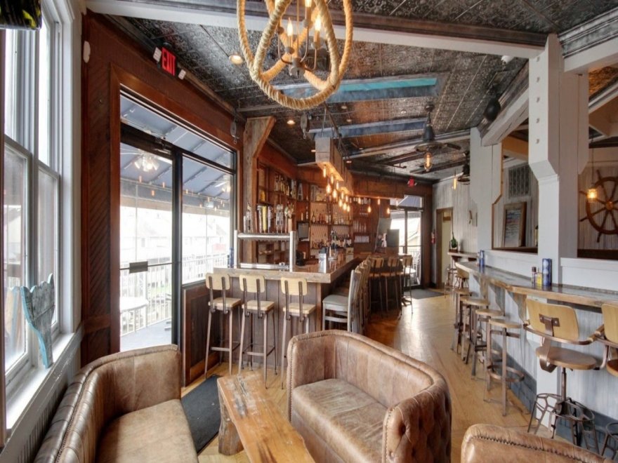 Tailchasers Restaurant & Dock Bar