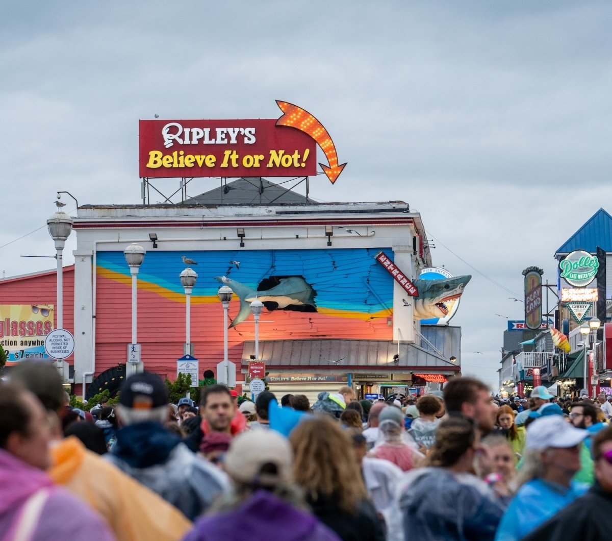 Boardwalk at Oceans Calling Boardwalk crowd at Oceans Calling